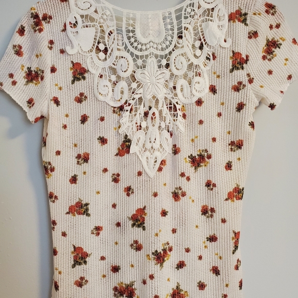 ULTRA FLIRT JUNIORS' FLORAL LACE-BACK T-SHIRT - Picture 5 of 8